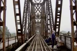 Cầu Long Biên đang được sửa chữa như thế nào?