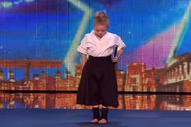 Bé 9 tuổi khiến vạn người kinh ngạc với tài múa kiếm