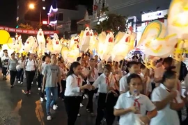 Video: Lễ hội rước đèn Trung thu lớn nhất Việt Nam