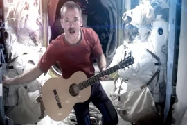 Điều bất ngờ trong album đầu tiên ghi âm trên trạm ISS