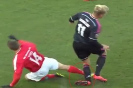 Tình huống gây gãy chân kinh hoàng ở giải VĐQG Đan Mạch