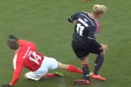 Tình huống gây gãy chân kinh hoàng ở giải VĐQG Đan Mạch