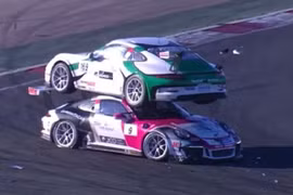 Cảnh tượng khó tin khi hai xe Porsche đâm nhau 