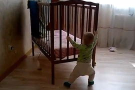Bé 10 tháng tuổi tự xoay cũi gỗ khắp phòng gây choáng
