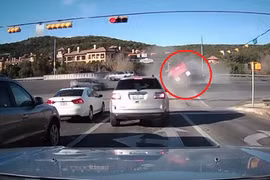 Xe tải điên vượt đèn đỏ tông nát xe con