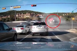 Xe tải điên vượt đèn đỏ tông nát xe con