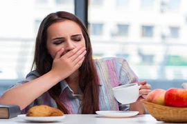 Tại sao buồn ngủ sau khi ăn trưa?