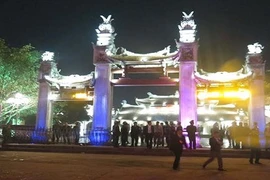 Hết hồn với bia đá tiếng Anh...có dấu ở đền Trần