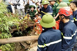 Vụ 3 phu vàng mắc kẹt: Đã đưa được 1 người lên