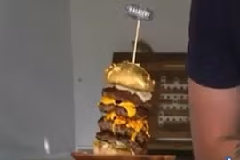 Bánh hamburger dát vàng 24K giá 1,4 triệu đồng xa xỉ