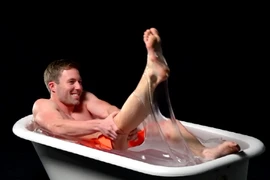 Chàng trai tắm mình trong thủy tinh lỏng và cái kết đắng