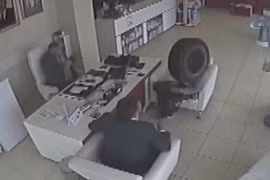 Kỳ cục lốp ô tô từ đường đập trúng người trong nhà