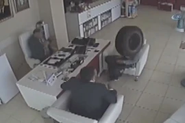 Kỳ cục lốp ô tô từ đường đập trúng người trong nhà