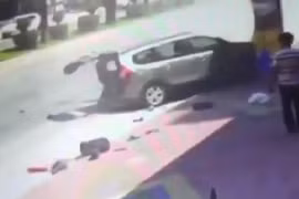 Xe tải đâm nát xe con, hai cha con thoát chết kỳ diệu