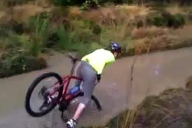 Cười vỡ bụng với những tai nạn khi thể hiện với xe đạp