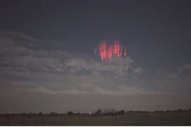 Video: Những tia sét hình thù kỳ dị trên bầu trời Mỹ