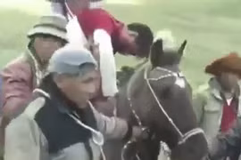 6 người thương vong vì lấy may bằng cách dùng roi và ném đá