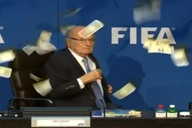 Chủ tịch FIFA Sepp Blatter bị ném tiền vào mặt
