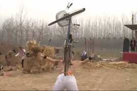 Cụ ông U60 nhấc bổng xe đạp bằng răng sau 3 giây