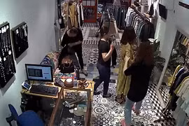 Clip: Ngang nhiên dàn cảnh trộm ví tại cửa hàng ở Hà Nội
