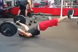 Ngỡ ngàng với màn tập gym khác người của lực sĩ