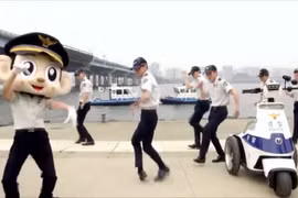 Phát sốt với cảnh sát Hàn Quốc nhảy Running Man