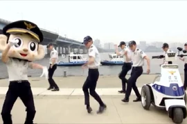 Phát sốt với cảnh sát Hàn Quốc nhảy Running Man