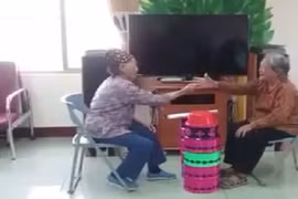 Cười vỡ bụng với trò oẳn tù tì ăn gậy phiên bản các cụ