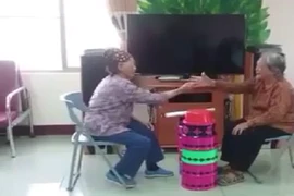 Cười vỡ bụng với trò oẳn tù tì ăn gậy phiên bản các cụ