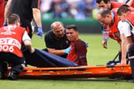 Những màn cứu thương “dở khóc dở cười” trên sân cỏ