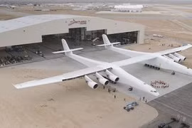 Máy bay lớn nhất thế giới chở được cả tên lửa vũ trụ