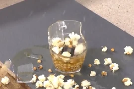 Chuyện gì xảy ra khi bỏ thép nung 800 độ C vào bỏng ngô?