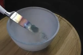 Điều gì xảy ra khi cho dao 1000 độ C vào nitơ lỏng? 