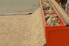 Mục sở thị chiếc máy lát gạch siêu độc đáo