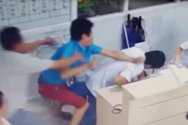 Con đang cấp cứu, bố hung hăng chửi bới, tấn công bác sĩ