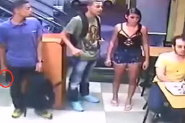 Thanh niên ung dung ngồi gặm bánh mì giữa vụ cướp có vũ trang