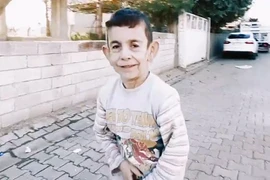 Cậu bé 7 tuổi bị “giam cầm” trong hình dạng ông già 70