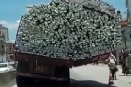 Thót tim cảnh xe tải chở cao như núi lưu thông trên phố