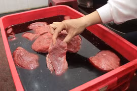 “Phù phép” thịt lợn thối thành thịt tươi trong nháy mắt