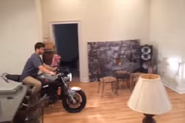 Chơi dại biểu diễn xe trong nhà, nhận cái kết đắng