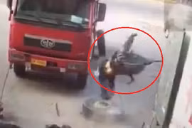 Hãi hùng cảnh lốp xe tải nổ hất văng thợ sửa xe