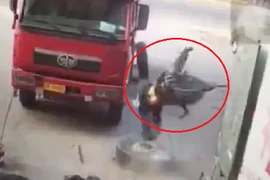 Hãi hùng cảnh lốp xe tải nổ hất văng thợ sửa xe