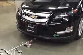 Thần kỳ robot siêu nhỏ kéo ô tô nặng gần 2 tấn