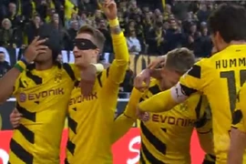 Ngạc nhiên cầu thủ hóa Batman và Robin sau khi ghi bàn