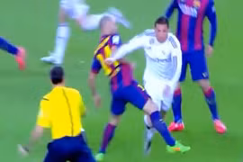 Những khoảnh khắc bỏ bóng đá người ở El Clasico