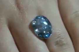 Cận cảnh viên kim cương xanh trong suốt không tì vết giá gần 800 tỷ đồng