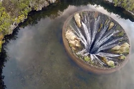 Cận cảnh hố sâu tuyệt đẹp giữa lòng hồ ở Bồ Đào Nha