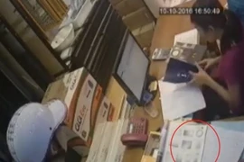 Nam trộm ảo thuật đánh cắp điện thoại trước mặt nhân viên