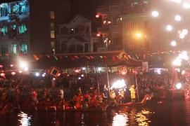 Chiêm ngưỡng thuyền đua khuấy động sông Pheo trong đêm