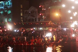 Chiêm ngưỡng thuyền đua khuấy động sông Pheo trong đêm